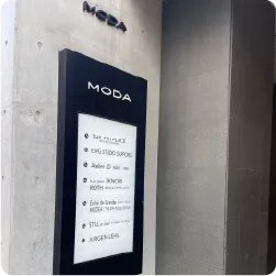 モノトーンでまとめた縦型のフロア案内看板