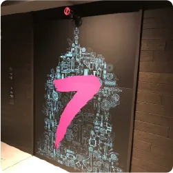 モノトーン背景にビビッドな数字が映える壁面デザイン