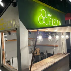 ピザ屋のネオン看板