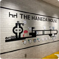 ロゴと図解を組み合わせた館内案内デザイン