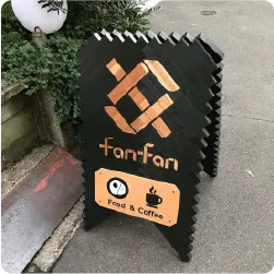 黒く塗装した木製スタンド看板に素地のロゴを残したデザイン