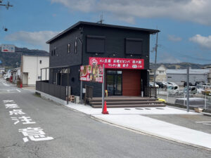 遠くからでも何の飲食店か分かる看板