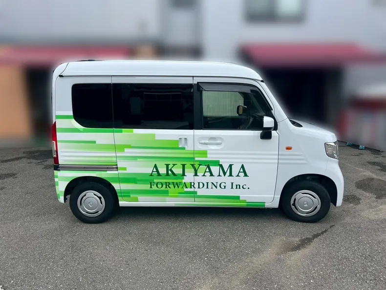 白い車体へ緑を基調とした部分カーラッピングを実施