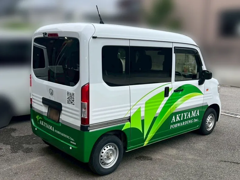 白い車体へ施工したグリーンを基調としたカーラッピング