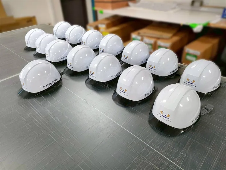 製作した15個のロゴ入りヘルメット