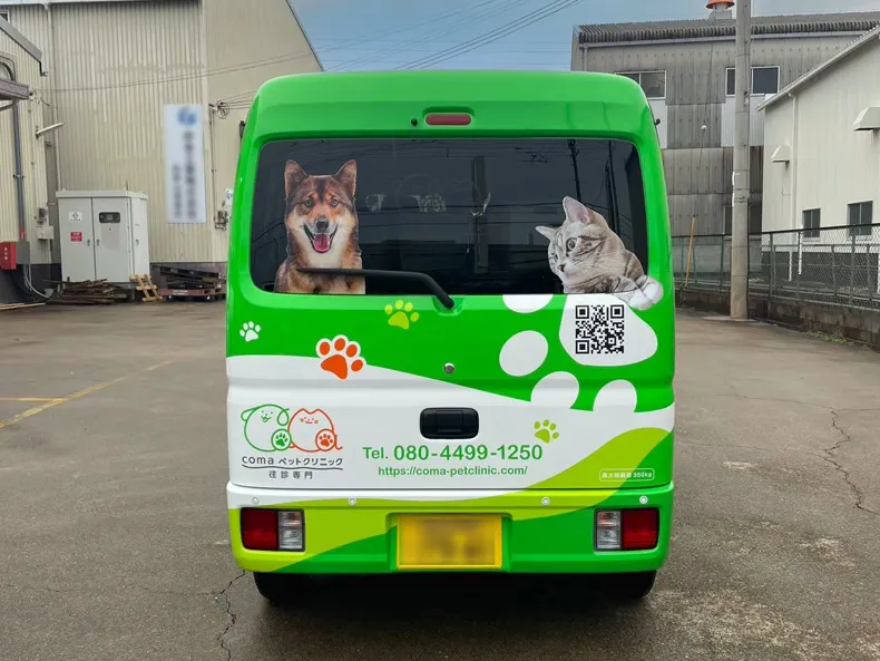 車後方に猫と犬が乗っているように見えるカーラッピング