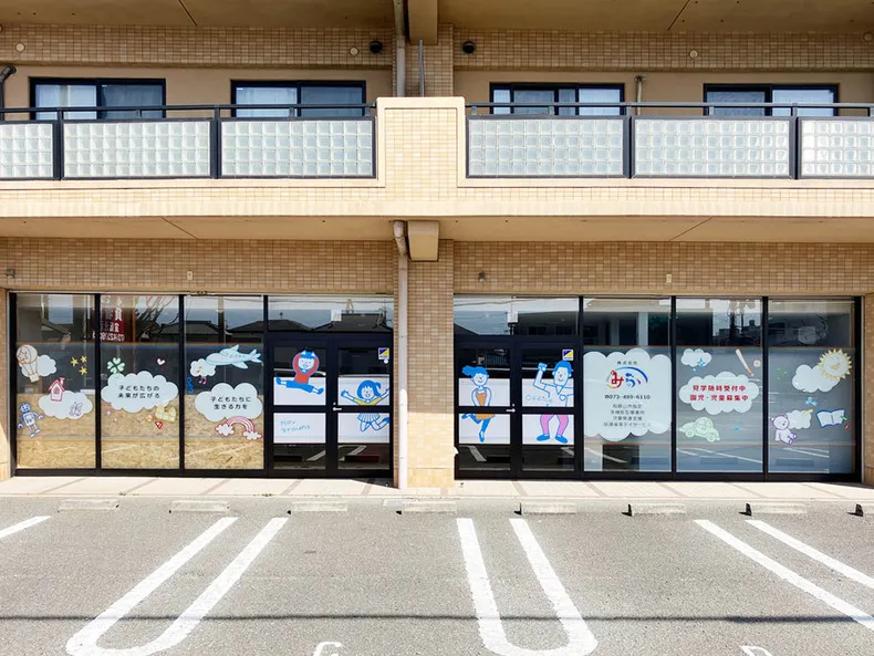 ガラス全面に貼った子供向けデザインのウィンドウサイン