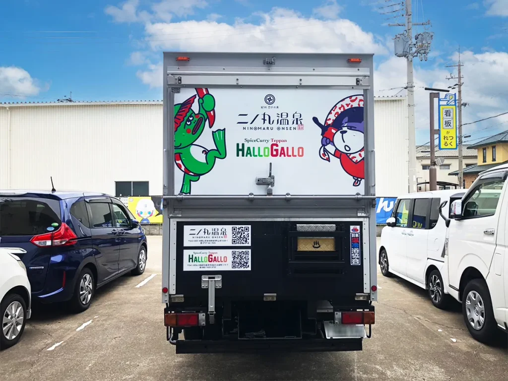 キャラクターを使ったトラックのカーラッピング（後方）