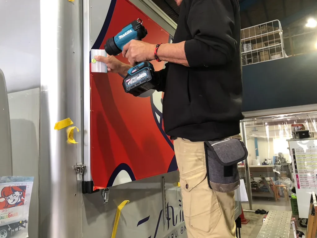 カーラッピング施工作業